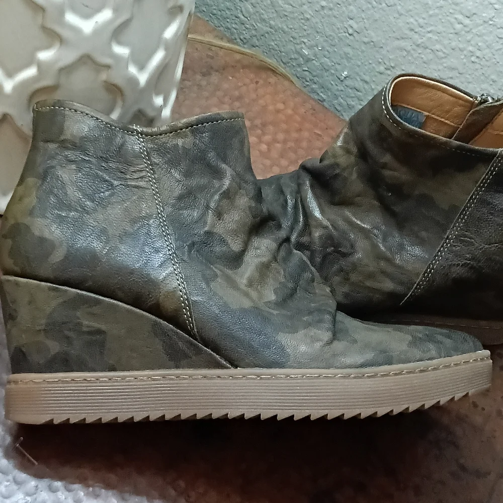 Sofft Sz. 9 New Siri Waterproof Leather Wedge Ankle Boot in Olive/Camouflage
